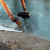 Travaux d'excavation sur le bord de l'eau pour la protection des berges
