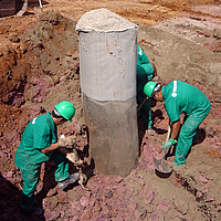 Une colonne de sable recouverte de géosynthétique est enterrée