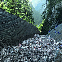 Digue de protection contre les chutes de pierres dans le parc national du Gesäuse