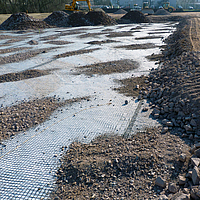 Basetrac Grid sur un chantier avec couverture partielle par du sable et du gravier