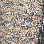 Eléments de coffrage en acier remplis de petites pierres