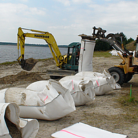 Les SoilTain Bags remplis de sable local conviennent aux digues et aux barrages