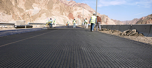 Pose sécurisée et facile avec revêtement bitumineux et assistance à l'installation Pose simple et sûre avec revêtement bitumineux et aide à la pose