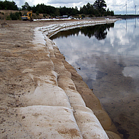 Gros plan sur les SoilTain Bags utilisés comme protection côtière au bord du lac