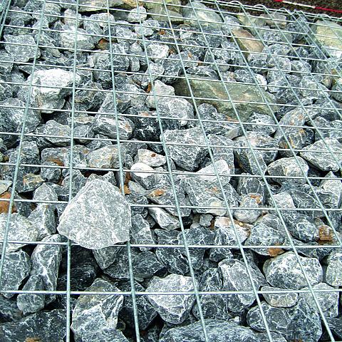 Remplissage de pierres résistant à la pression et au gel - Composants pour gabions - Huesker Produkte