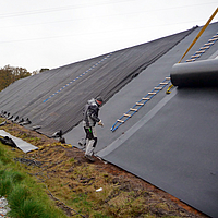 Géotextiles posés sur une autoroute : Une protection efficace des eaux souterraines dans la construction routière