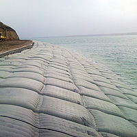 Sacs de sable au bord de l'eau pour protéger les berges