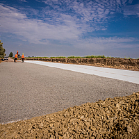 Ouvriers sur le chantier lors de la pose de géotextiles Stabilenka