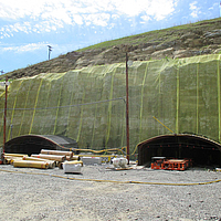 Sécurisation complète d'une paroi de montagne avec Minegrid pour prévenir l'érosion et les chutes de pierres