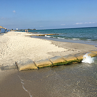 SoilTain Bags sur le littoral d'une plage de sable touristique