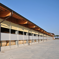 Bâtiment de stockage avec système Lubratec Double-WLU pour protéger les balles de foin des intempéries