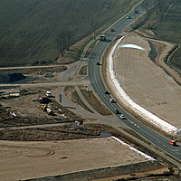 Route avec tissu Stabilenka des deux côtés pour éviter l'érosion