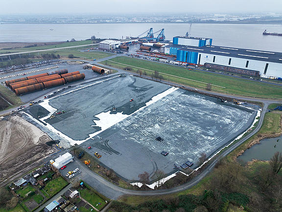 Chemins d'accès & aires de grutage renforcés par géogrilles dans la construction de parcs éoliens Vue d'ensemble des chemins d'accès et des aires de stationnement de grues armés de géogrilles dans la construction de parcs éoliens