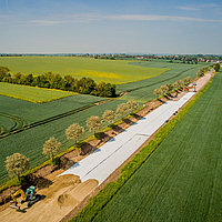 Vue aérienne du chantier montrant le géotextile Stabilenka partiellement posé