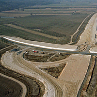Une vue aérienne du chantier de l'échangeur autoroutier montre l'utilisation des géotextiles Stabilenka