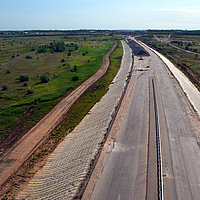 Pendant la phase de construction, un barrage vu d'en haut