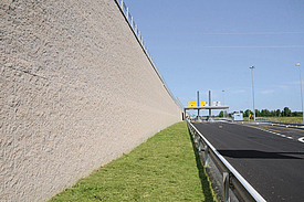 Utilisation flexible le long de l'autoroute : Fortrac Block avec blocs de béton