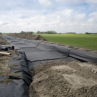 Voie d'accès temporaire dans un parc éolien, avec un renforcement géotextile biaxial