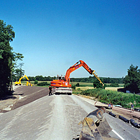 Phase de construction d'une digue pour la protection contre les crues et la retenue d'eau