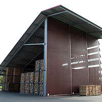 Filet brise-vent sur un entrepôt de fendage de bois