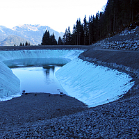 Systèmes d'étanchéité géosynthétiques pour les réservoirs d'eau : garantir des niveaux d'eau constants