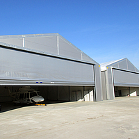 2 fronts pliants Tectura argentés sur hangar à hélicoptères