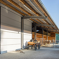 Hall de stockage avec porte à enroulement Lubratec pour la protection contre les intempéries