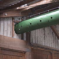 Gros plan sur le tuyau de ventilation Tube Air vu de dessous dans une étable à vaches