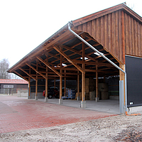 Grange ouverte avec système de brise-vent Lubratec installé