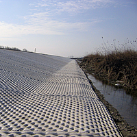 Sacs de sable pour la protection des rives du fleuve