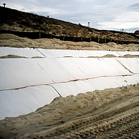 Le géotextile Stabilenka protège la digue côtière de l'érosion et des influences environnementales