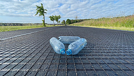 Route avec armature HaTelit C eco et bouteilles en plastique recyclées