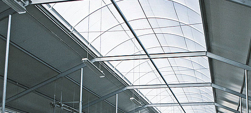 Délai d'éclairage Lubratec dans les étables laitières Faîtière lumineuse pour un meilleur climat dans l'étable des vaches laitières