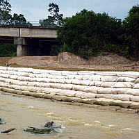 Sacs de sable au bord de la rivière pour protéger les berges
