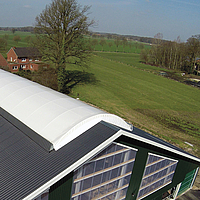 Toit d'un bâtiment d'élevage avec faîtage lumineux Lubratec pour un éclairage naturel