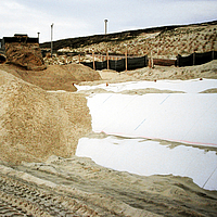 Le géotextile Stabilenka est utilisé pour sécuriser une pente sur un chantier de construction