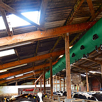 Vue de dessous du tuyau de ventilation Tube Air dans une étable à vaches