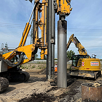 Une grande perceuse crée un trou dans le sol pour placer une colonne Ringtrac®.