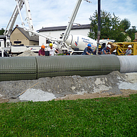 Remplissage de l'Incomat® Pipeline Cover avec une pompe à béton via la tubulure de remplissage