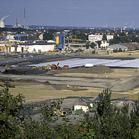 Friche industrielle présentant des signes visibles de contamination industrielle avant assainissement