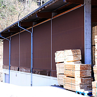 Filets brise-vent bruns pour le revêtement d'un entrepôt de bois