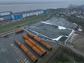Pose de bandes de tissu Stabilenka pour le renforcement de la surface de stockage des monopiles 