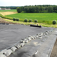 Étanchéité de surface efficace : membranes d'étanchéité en argile et géogrilles HUESKER