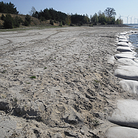 Les SoilTain Bags en action comme protection côtière sur un rivage sableux
