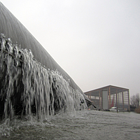 Écoulement d'eau d'un tube de déshydratation Soiltain en utilisation sur un site