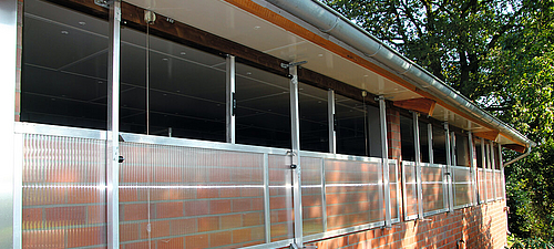 Fenêtre de levage Lubratec Fenêtre de levage Lubratec ouverte sur un bâtiment d'élevage