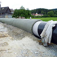 Les ouvriers remplissent de béton l'Incomat® Pipeline Cover